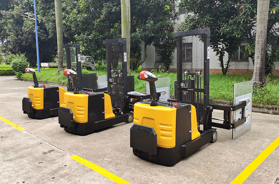 electric stacker with box clamp